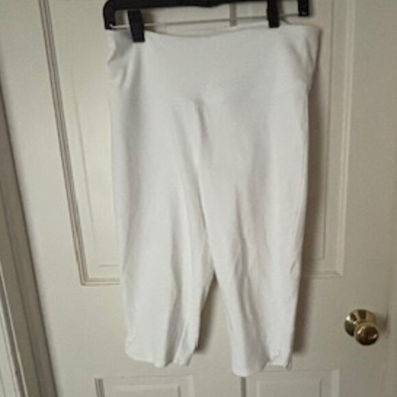 Women with Control White Capri Pants MP Medium Petite  Pedal Pushers  Side Slit - Picture 1 of 4